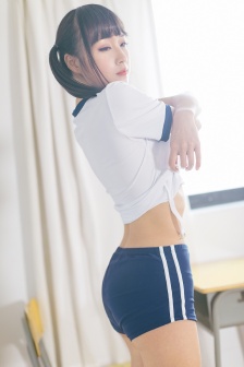 年轻妈妈遮肉上衣